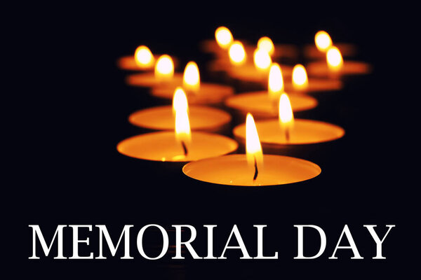 День памяти. Восковые свечи горят на черном фоне