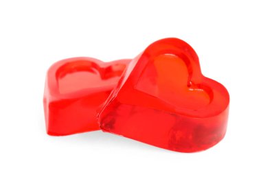 Beyaz arka planda leziz kalp şekilli jöle şekerlemeleri