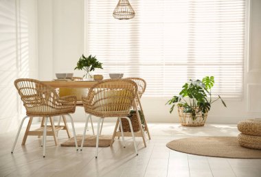 Şık ahşap yemek masası ve odada sandalyeler. İç tasarım