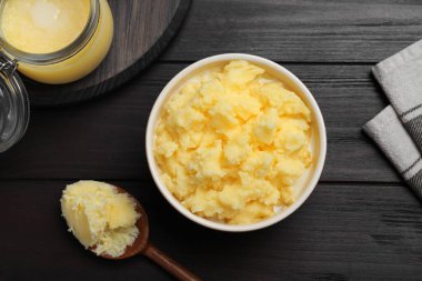 Ghee tereyağı bulaşık takımında Tahta masada, düz yatıyordu