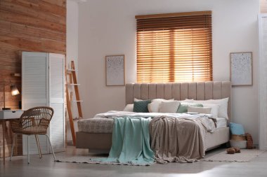 Büyük, rahat bir yatağı olan şık bir oda.