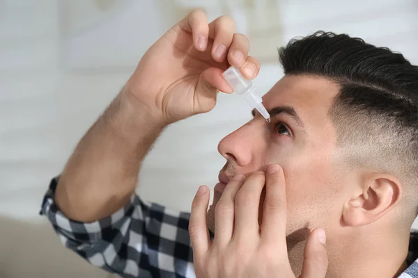 Man Using Eye Drops Living Room — Stock Photo, Image