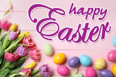 Mutlu Paskalyalar. Parlak boyalı yumurta ve bahar laleleri pembe ahşap masada, düz yatıyordu. 