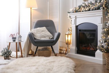 Noel için dekore edilmiş şömine oturma odasında.