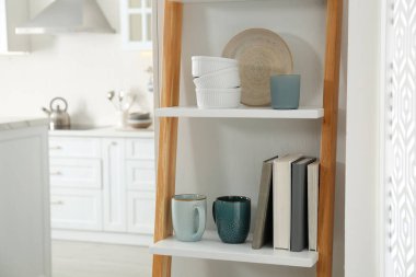 Süslü mutfakta dekoratif ahşap merdiven. İç tasarım