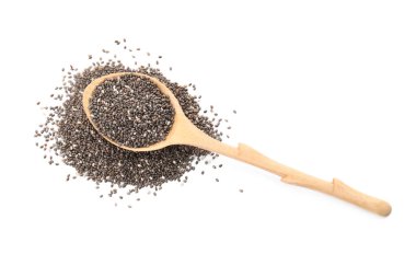 Beyaz zemin üzerinde chia tohumları olan tahta kaşık, üst görünüm