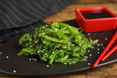 Japon yosun salatası masada servis edilir, yakın plan.