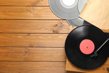 Kaliteli vinil plaklar ve tahta arka planda turntable, düz döşeme. Metin için boşluk