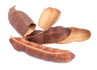 Beyaz arka planda lezzetli olgun tamarindler. Egzotik meyve