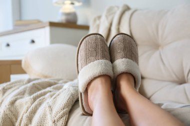 Evde rahat terlikler giyen bir kadın, yakın plan.