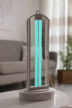 Işık sterilizasyonu için UV lambası oturma odasındaki masada.