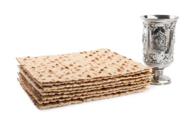 Beyaz arka planda geleneksel matzos ve şarap