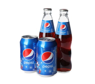 MYKOLAIV, UKRAINE - 10 Şubat 2021: Beyaz arka planda şişe ve kutu Pepsi