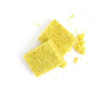 Beyaz arka planda Bouillon küpleri, üst manzara