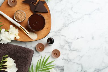 Beyaz mermer zemin üzerinde kozmetik ürünü ile düz kompozisyon, metin için boşluk. Kaplıca gövdesi sargıları