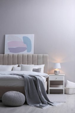 Geniş, rahat yataklı, şık bir oda. 