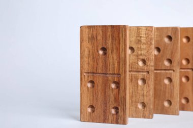 Açık gri arkaplanda tahta domino taşları