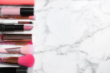 Beyaz mermer masada farklı lüks makyaj ürünleri var. Metin için boşluk