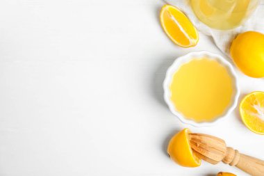 Beyaz ahşap masada taze sıkılmış limon suyu, düz. Metin için boşluk