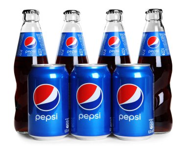 MYKOLAIV, UKRAINE - 10 Şubat 2021: Beyaz arka planda şişe ve kutu Pepsi