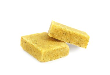 Beyaz arka planda Bouillon küpleri. Çorba konsantresi