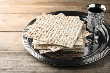 Geleneksel matzos ve kırmızı şarap ahşap masada.