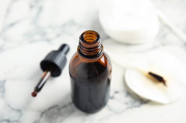 Beyaz masada bir şişe tıbbi iyot, yakın plan.