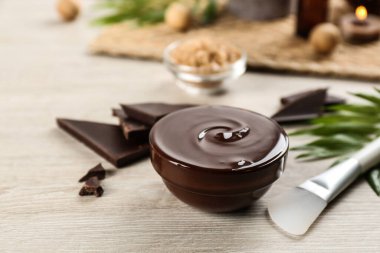 Spa vücut sargıları için kozmetik ürünler içeren kompozisyon açık ahşap arka planda