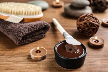 Spa vücut sargıları için kozmetik ürünüyle ahşap arka planda bileşim