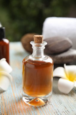 Spa kozmetik ve plumeria çiçekli kompozisyon açık ahşap masa, yakın çekim