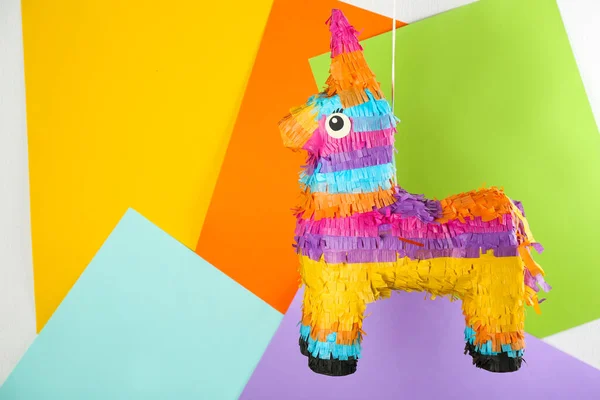 Lama Tvaru Pinata Visí Barevném Pozadí Mezera Pro Text — Stock fotografie