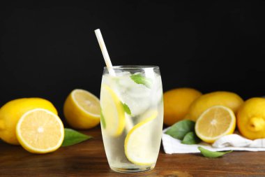 Soğuk taze limonata ve ahşap masada meyveler.