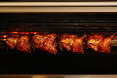 Kızartma makinesinde bütün tavukları kızartıyorum.