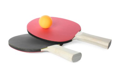 Ping pong raketleri ve topu beyaza izole edilmiş.