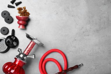 Gri masada nargile parçaları olan düz kompozisyon, metin için boşluk