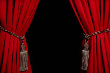 Siyah arkaplanda zarif kırmızı perdeleri aç. Metin için boşluk