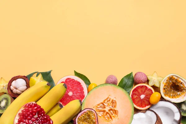 Bej arka planda farklı egzotik meyveler, düz yatış. Metin için boşluk