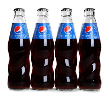 MYKOLAIV, UKRAINE - 10 Şubat 2021: Beyaz arkaplanda Pepsi şişeleri
