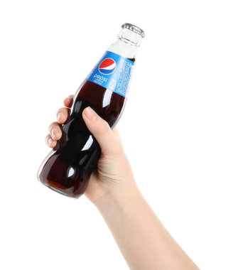 MYKOLAIV, UKRAINE - 10 Şubat 2021: Beyaz arka planda Pepsi şişesi tutan kadın, yakın plan