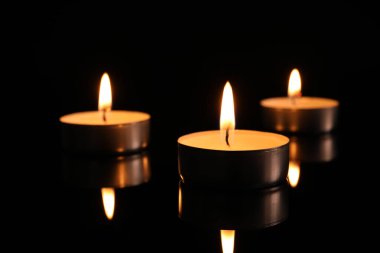 Karanlık arka planda mum yakmak. Hafıza Günü