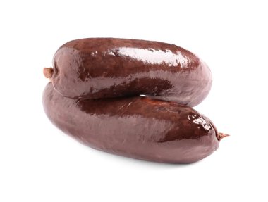 Beyaz arka planda tam lezzetli kanlı sosisler.