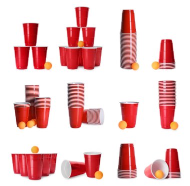 Bira tenisi. Beyaz arkaplanda kırmızı plastik bardaklar ve toplar ile ayarlandı 