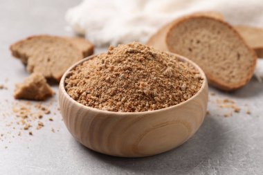 Taze ekmek kırıntıları gri masada, yakın plan.