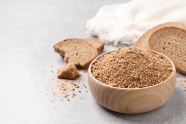 Gri masada kasede taze ekmek kırıntıları
