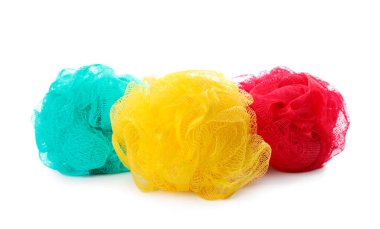 Beyaz arkaplanda yeni duş pufları ile ayarlandı