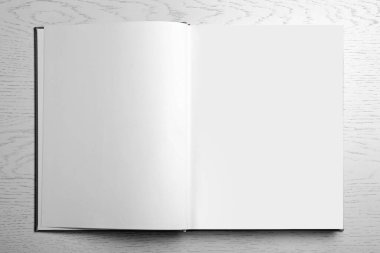 Açık gri masa üzerine açık bir kitap, üst manzara. Metin için boşluk