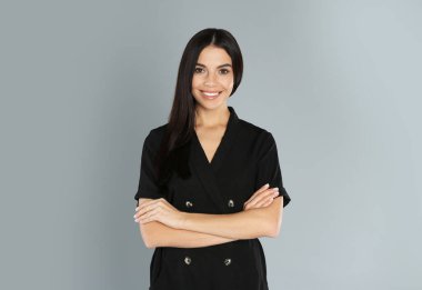 Açık gri arka planda genç bir kadının portresi