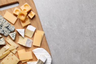 Peynir tabağı açık gri masada, üst manzara. Metin için boşluk