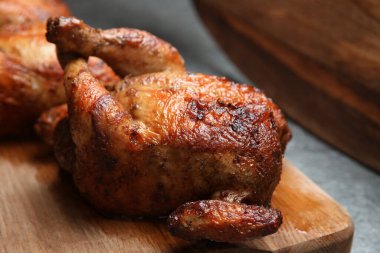 Gri masada leziz ızgara tavuklar, yakın plan.