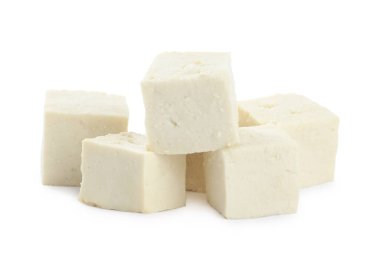 Beyaz arka planda lezzetli tofu parçaları. Soya peyniri.